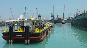 Perú entrega dos barcazas para el Canal de Panamá