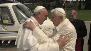 Abrazo histórico entre dos papas