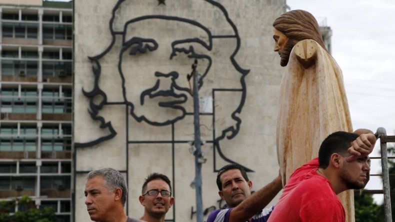 Cubanos esperan que visita papal acelere acercamiento a EEUU