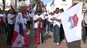 Miembros del Suntracs realizan protesta pacífica frente al Palacio Municipal