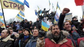 Manifestantes ucranianos derriban estatua de Lenin en Kiev