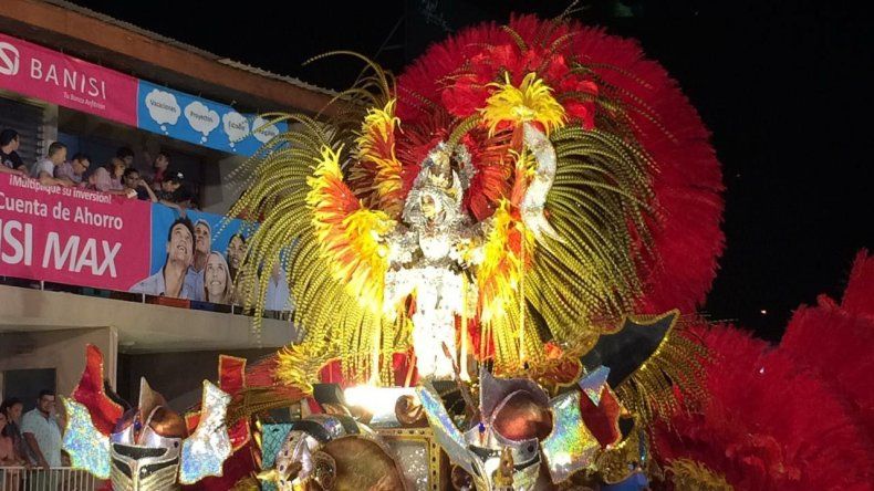 Ana Victoria Castillo en su paseo nocturno del Sábado de Carnaval