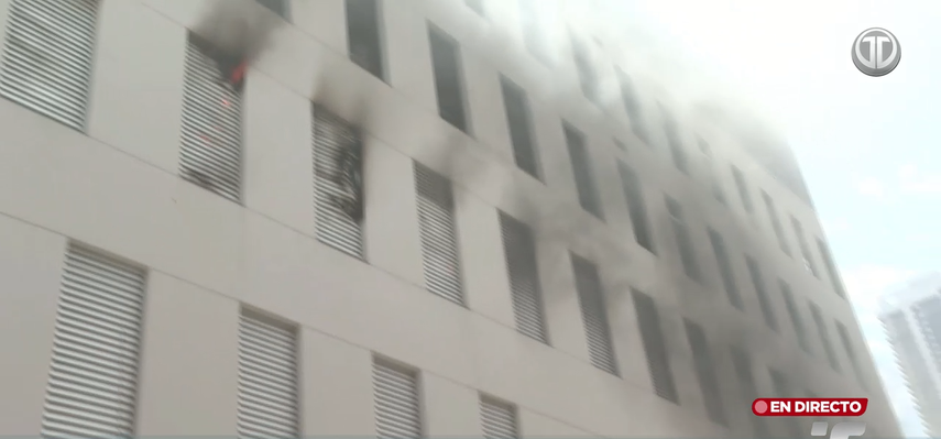 Bomberos atienden incendio en el edificio del nuevo Hospital del Niño