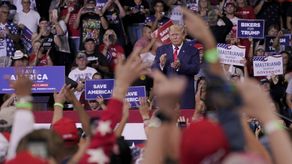 Donald Trump ha publicado recientemente decenas de mensajes relacionados con QAnon, en contraste con 2020, cuando se limitó a decir que, aunque no sabía mucho sobre QAnon, no podía refutar su teoría de la conspiración.