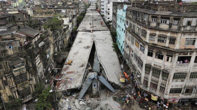 India: Cinco detenidos por colapso de paso elevado