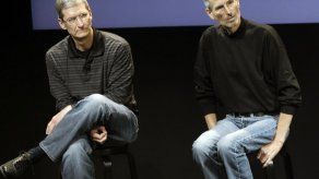 CEO de Apple se atreve a apartarse de Steve Jobs
