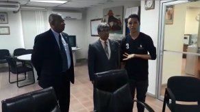 Joven que escupió a un policía reconoce haber actuado mal y se disculpa Joven que escupió a un policía reconoce haber actuado mal y se disculpa