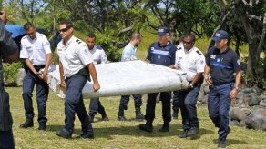 Malasia pide ayuda para hallar más restos de avión