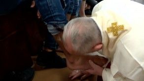 El papa lava los pies de 12 detenidos El papa lava los pies de 12 detenidos