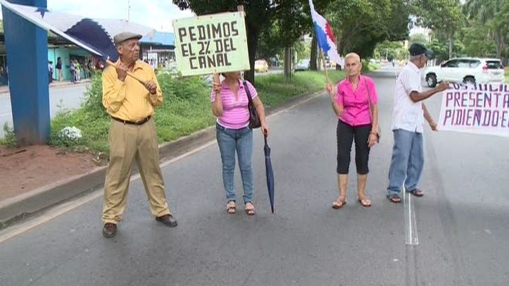 Jubilados cierran la Transístmica, insisten en aumento