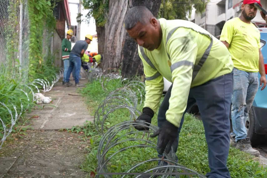 Alcaldía de Panamá retira alambre que obstruía vía