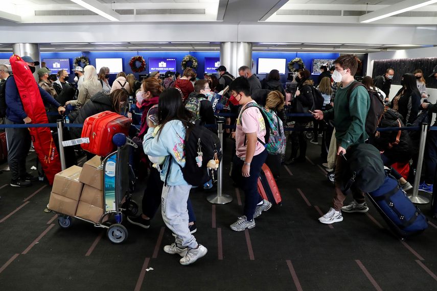 Viajeros en fila en un aeropuerto en Los Ángeles