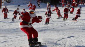 Santas esquiadores recaudan 2.500 dólares para fundación