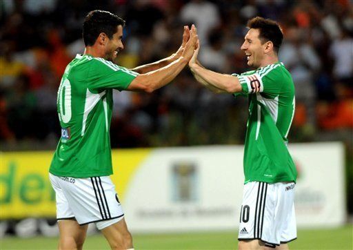 Messi y sus amigos vencen 9-6 al equipo de Robinho