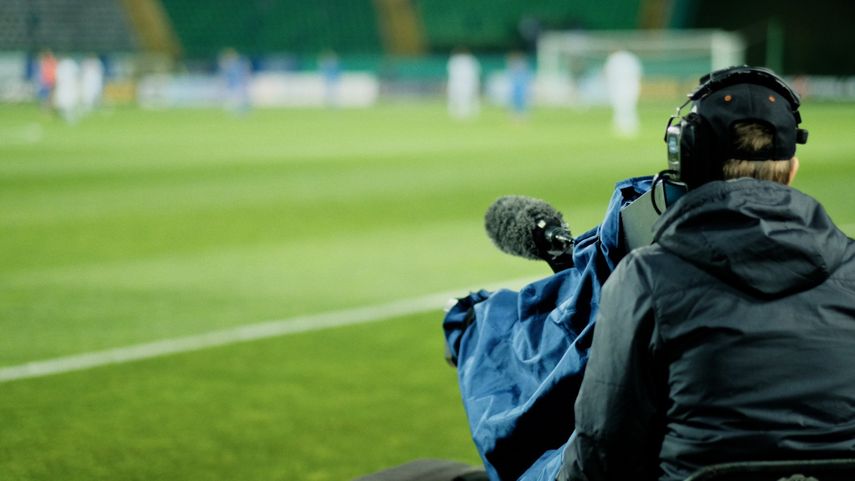 Dentro de los estadios, los medios profesionales apoyan sus operaciones para cámaras, drones y transmisiones remotas. Dentro de los estadios, los medios profesionales apoyan sus operaciones para cámaras, drones y transmisiones remotas.