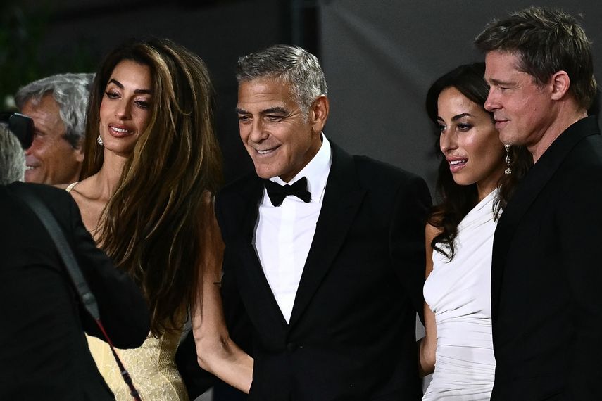 Brad Pitt y George Clooney junto a sus parejas actuales. Brad Pitt y George Clooney junto a sus parejas actuales.