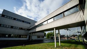 Irmgard Furchner, que en el momento de los crímenes que se le imputan tenía entre 18 y 19 años, será la primera mujer involucrada en el nazismo en ser juzgada desde hace décadas en el país.