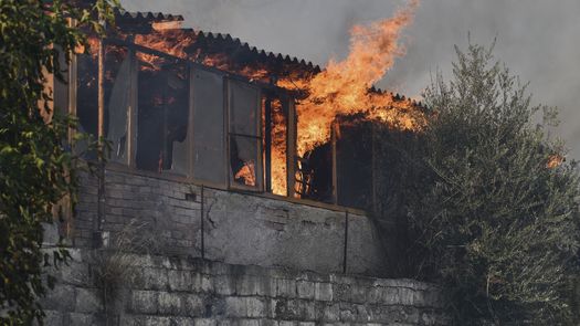 Se requirió la presencia de bomberos de operaciones especiales en zonas donde se instalaban cortafuegos.