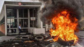 Vigilantes vuelven a bloquear cárceles en Francia para exigir mayor seguridad