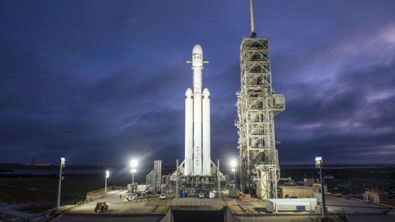 Listo para despegar potente cohete de SpaceX
