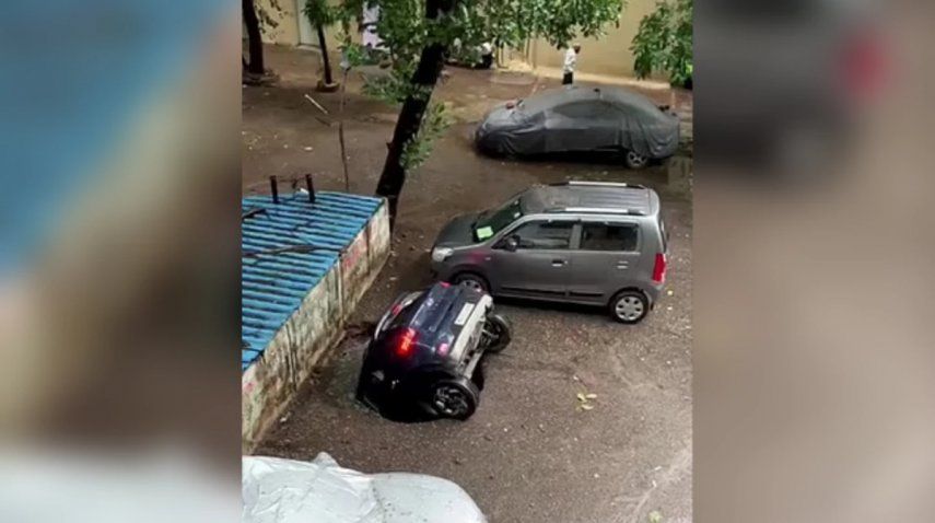 Auto cae en un pozo