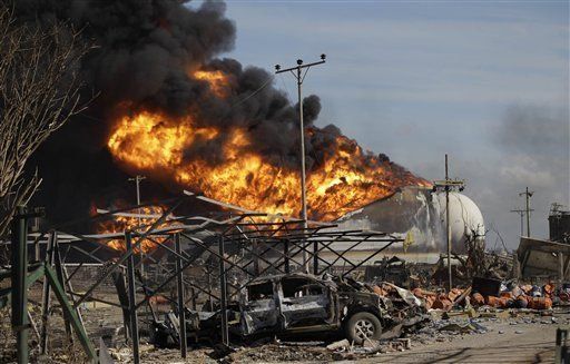 Extinguen incendio en segundo tanque en refinería venezolana