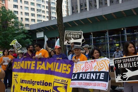 Activistas exigen reforma migratoria y continúan protestas en Murrieta, EEUU
