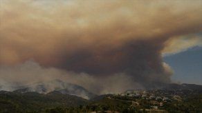 Violento incendio obliga a evacuar a dos mil personas en España