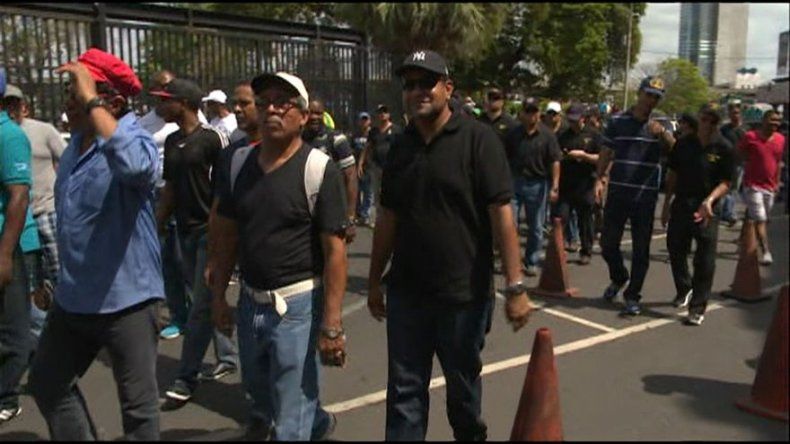 Trabajadores de la ACP protestan en la Plaza 5 de mayo, exigen aumento