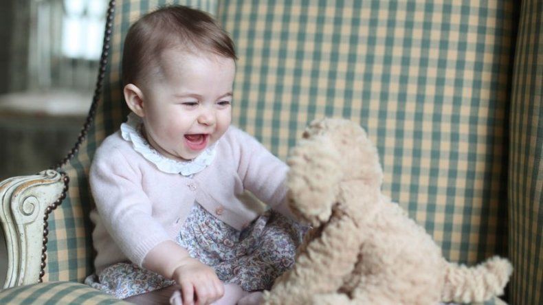 La princesa Charlotte cumple 6 meses, difunden foto