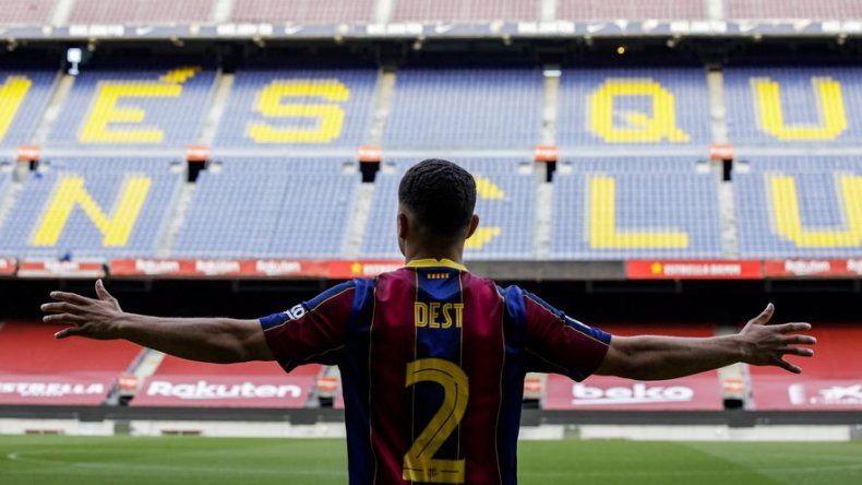 El Barcelona ficha al lateral Sergiño Dest del Ájax