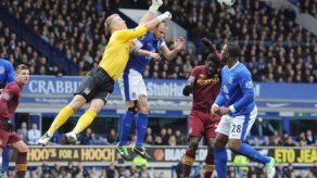 Everton vence 2-0 al Manchester City que se aleja de lucha por el título