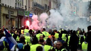 Miles de chalecos amarillos en una marcha en París con altercados