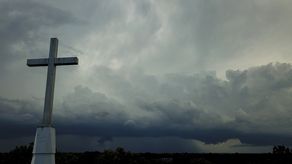 Los estadounidenses religiosos que muestran poca o ninguna preocupación por el cambio climático también dicen que “hay problemas mucho más grandes en el mundo, que Dios tiene el control del clima y que no creen que el clima realmente esté cambiando”.