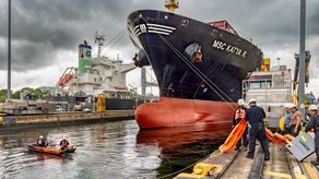 Canal de Panamá reanuda el tránsito por el carril este de las esclusas de Miraflores