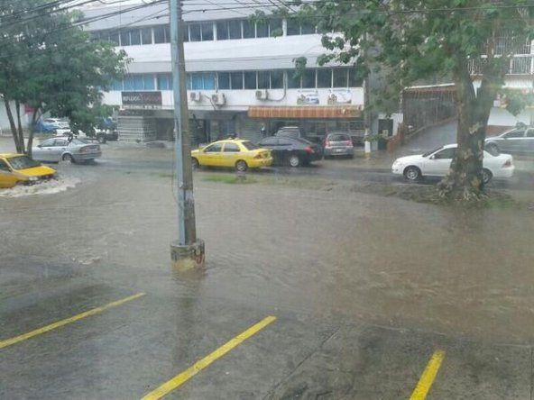 Inundaciones en Calle Uruguay y otros sectores por fuertes lluvias