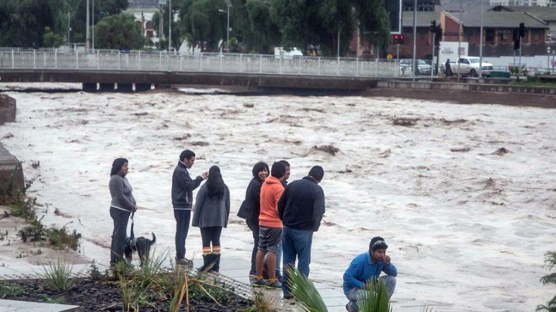 Aumentan a tres las víctimas fatales por temporal en árido norte de Chile