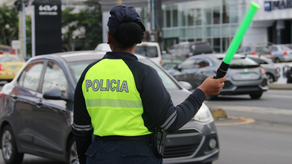 La Policía Nacional abre investigación tras el incidente que involucra a una unidad del tránsito.