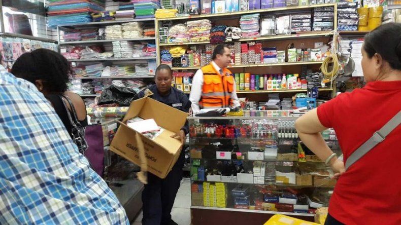 Sinaproc encuentra pirotecnia escondida en techo de comercios
