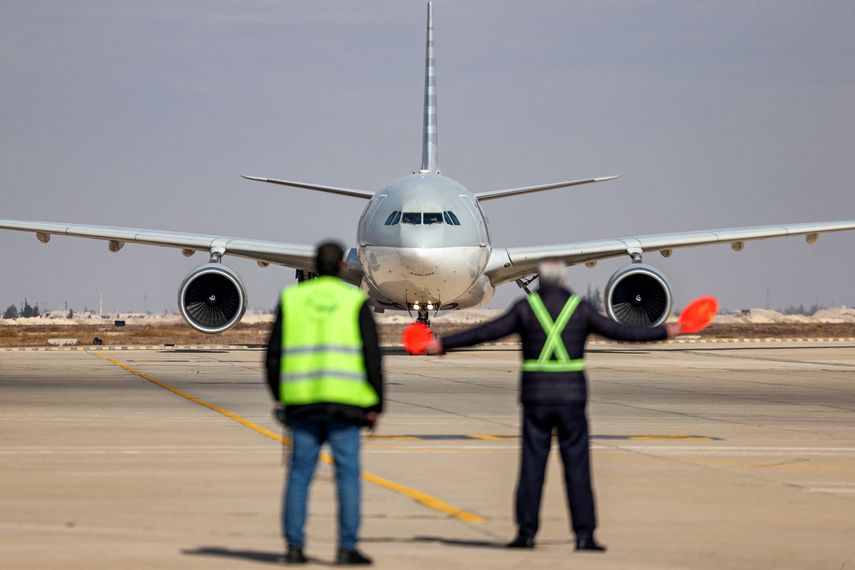 Pareja de australianos reclaman por viajar junto a un cadáver en un vuelo extenso