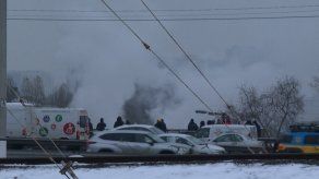 Bombardeos rusos dejan sin agua ni luz la capital de Ucrania