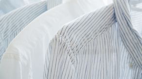 ¿Cómo quitarle las manchas amarillas a la ropa blanca?