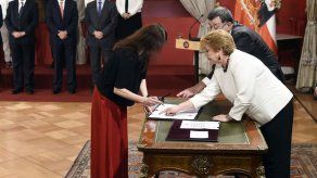 Bachelet cambia a titular de trabajo y a otros dos ministros