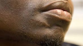 Traumatizados, varios migrantes rechazan dar testimonio por temor a represalias contra sus familiares atrapados en Libia.