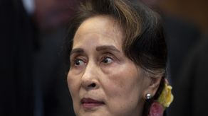 Suu Kyi era la jefa de gobierno de facto, con el título de consejera de Estado. Win Myint, que fue presidente de su gobierno, fue coacusado en el mismo caso.