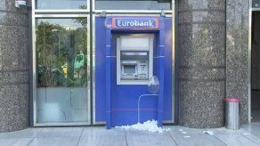 Los griegos viven con incertidumbre el primer día del corralito