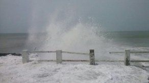 Si vive cerca de áreas costeras, estar pendiente a las mareas que pueden poner en riesgo su vida y provocar inundaciones. Si vive cerca de áreas costeras, estar pendiente a las mareas que pueden poner en riesgo su vida y provocar inundaciones.