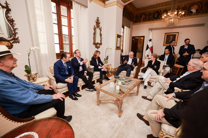 Bloqueo aéreo por Venezuela: Presidente Mulino recibe a exmandatarios