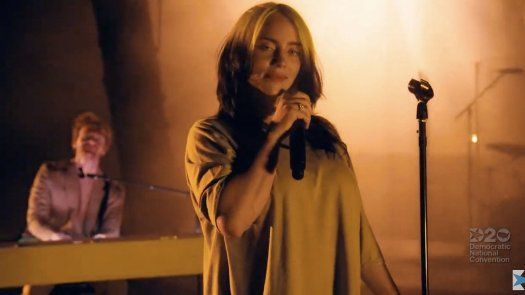 Billie Eilish encuentra ofensivo que la aplaudan por ponerse ropa holgada