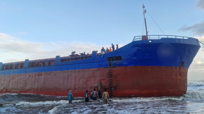 Barco de carga encalla en playa María Chiquita